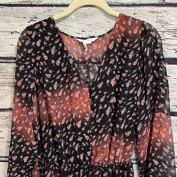 BCBGeneration Button Front V Neck Floral Chiffon Romper Size M - Picture 4 of 16